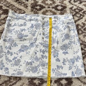 Floral Button-Front Mini Skirt in Blue and White